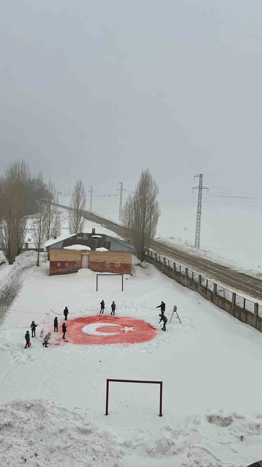 Öğrenciler kardan Türk bayrağı yaptı
