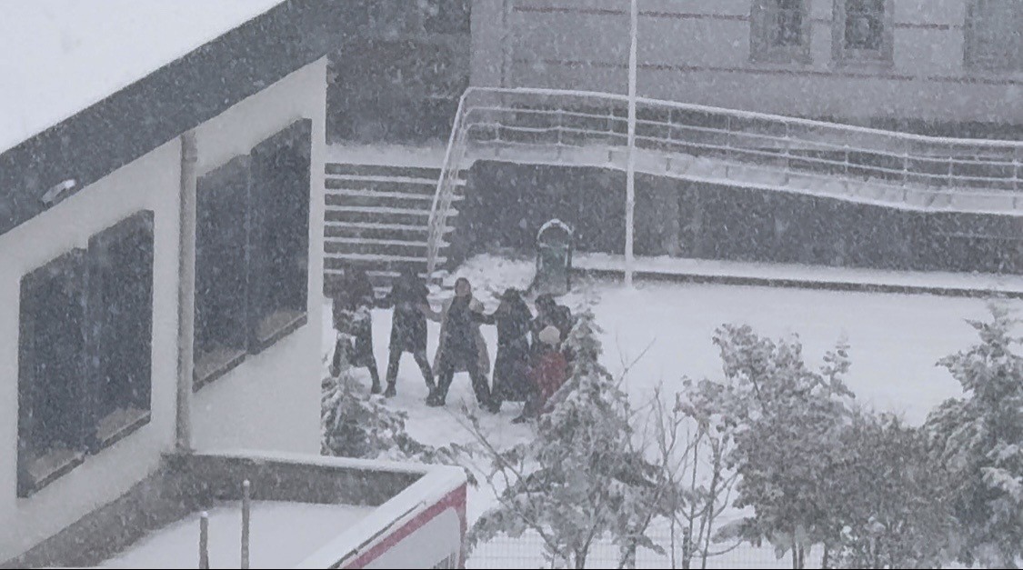 Öğrenciler karın keyfini okul hoparlöründen çalınan oyun havasıyla çıkardı
