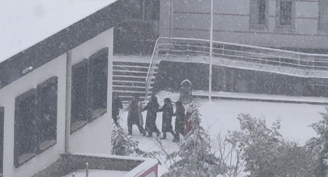 Öğrenciler karın keyfini okul hoparlöründen çalınan oyun havasıyla çıkardı
