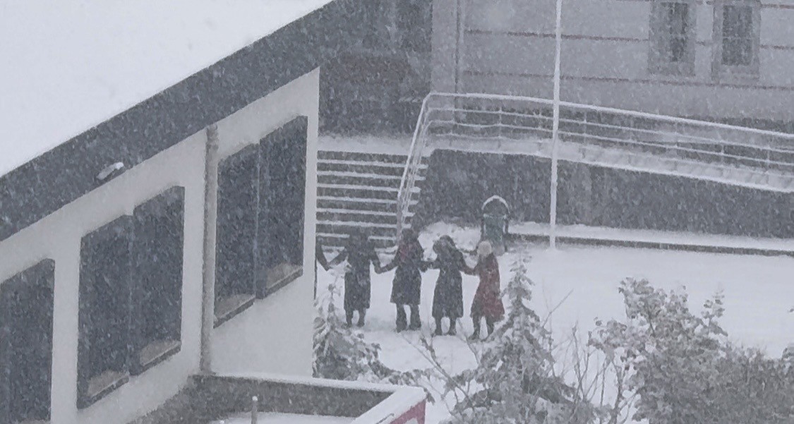 Öğrenciler karın keyfini okul hoparlöründen çalınan oyun havasıyla çıkardı
