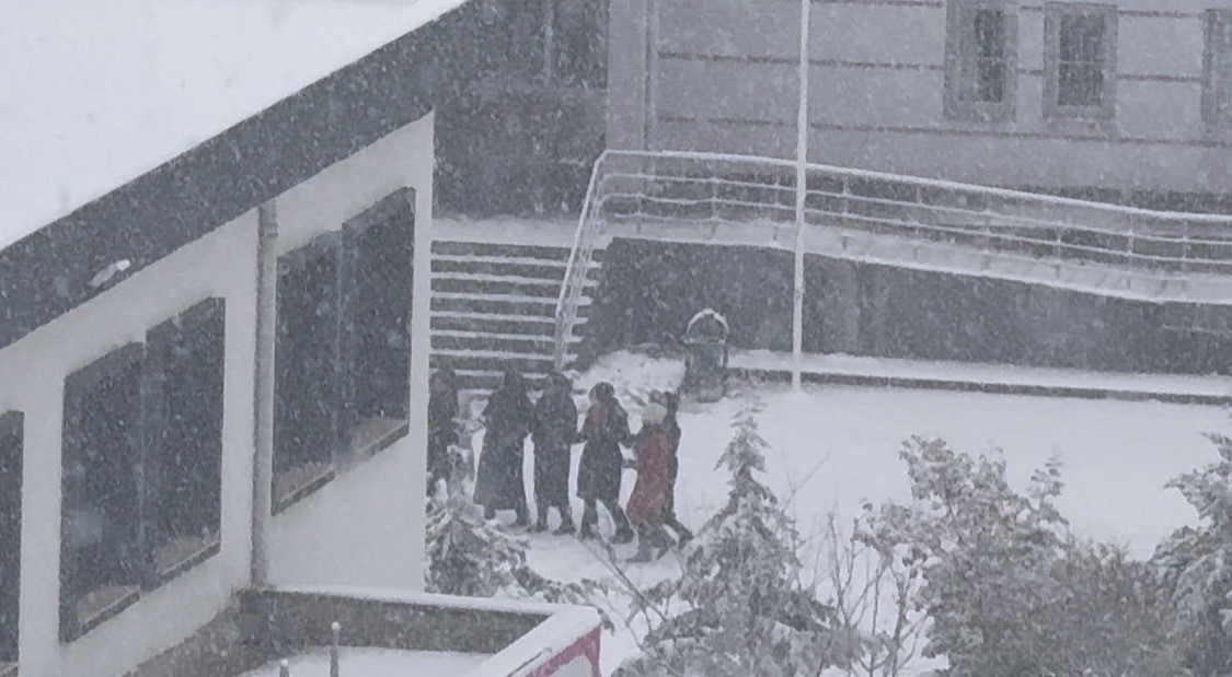 Öğrenciler karın keyfini okul hoparlöründen çalınan oyun havasıyla çıkardı
