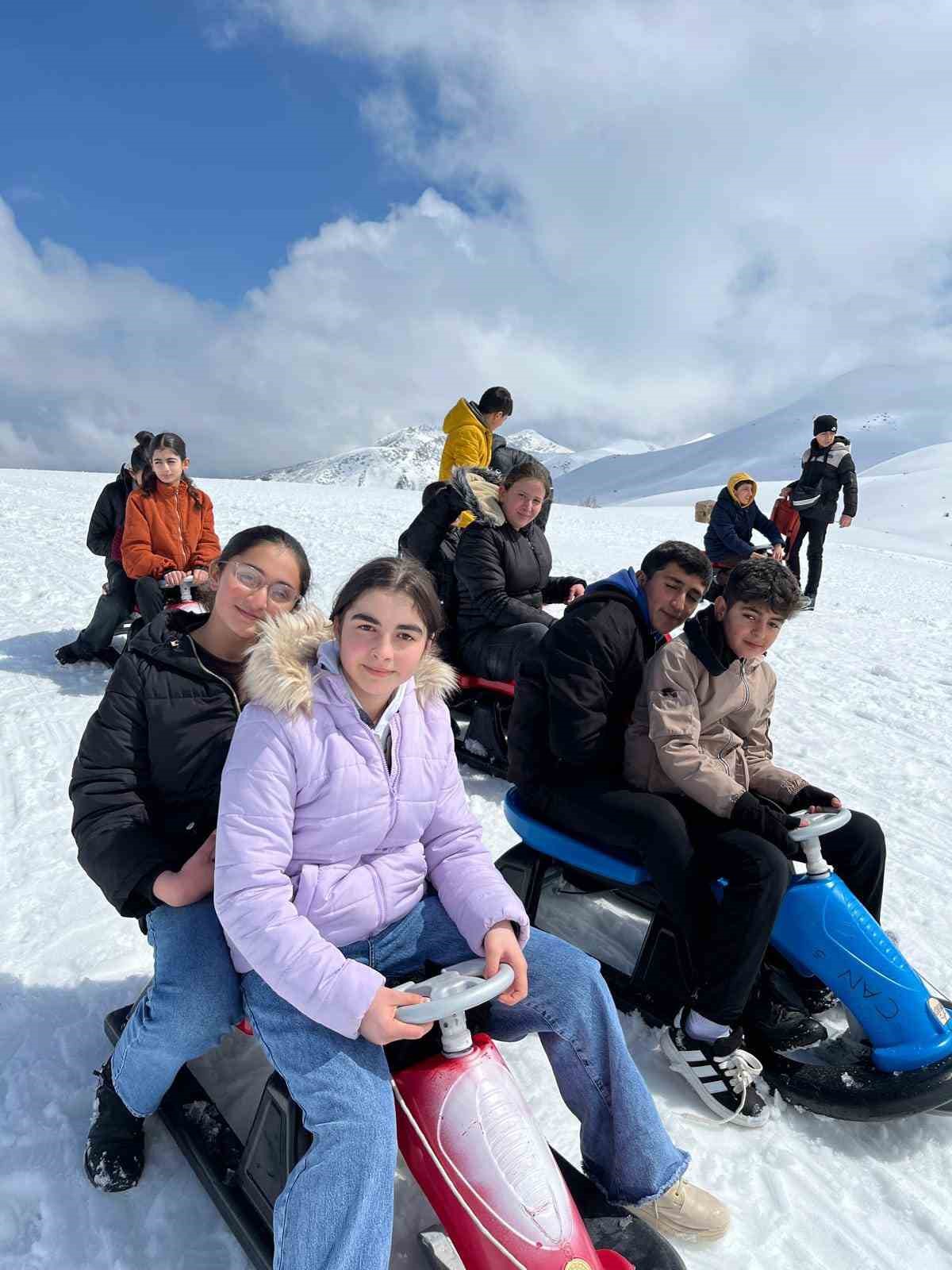 Öğrenciler kayak merkezinde doyasıya eğlendi
