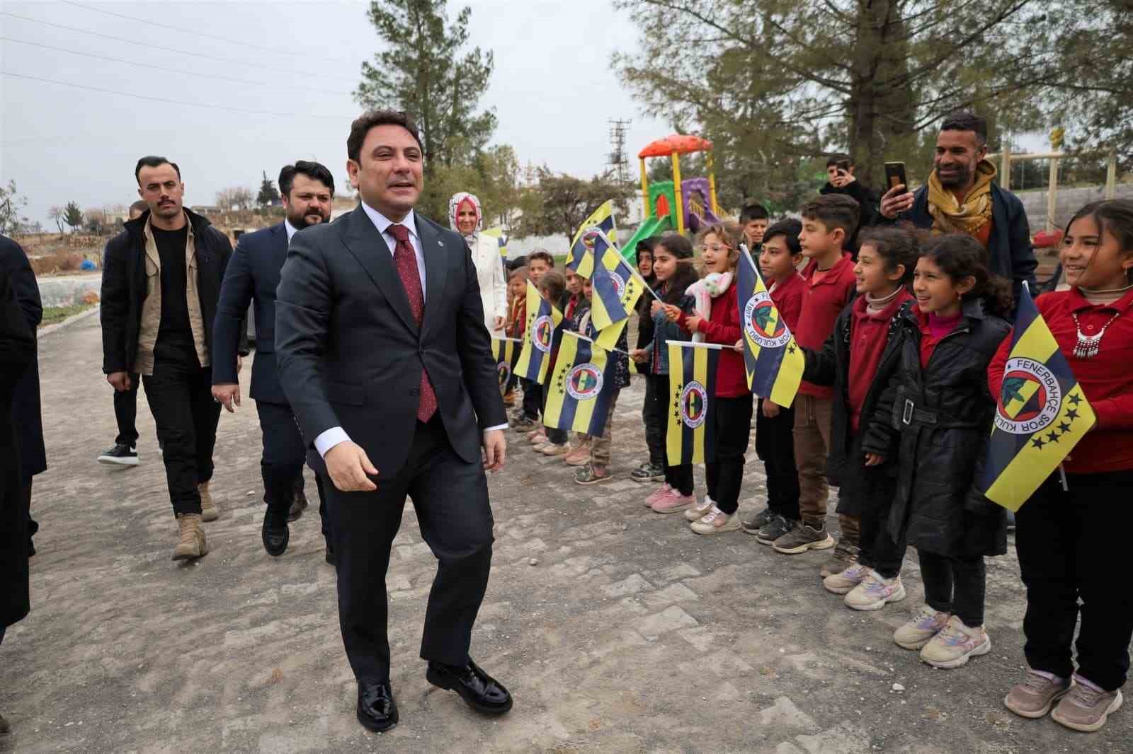 Öğrenciler kaymakamı Fenerbahçe bayraklarıyla karşıladı
Öğrenciler kaymakamı Fenerbahçe bayraklarıyla karşıladı