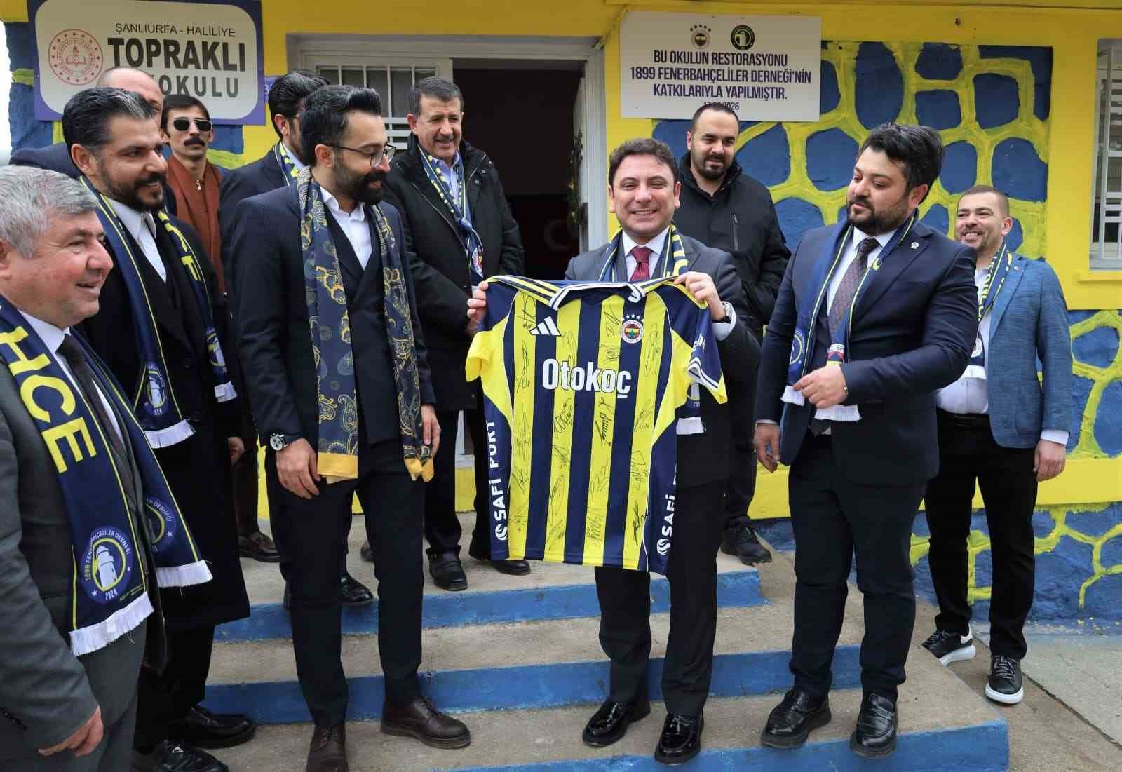 Öğrenciler kaymakamı Fenerbahçe bayraklarıyla karşıladı
Öğrenciler kaymakamı Fenerbahçe bayraklarıyla karşıladı