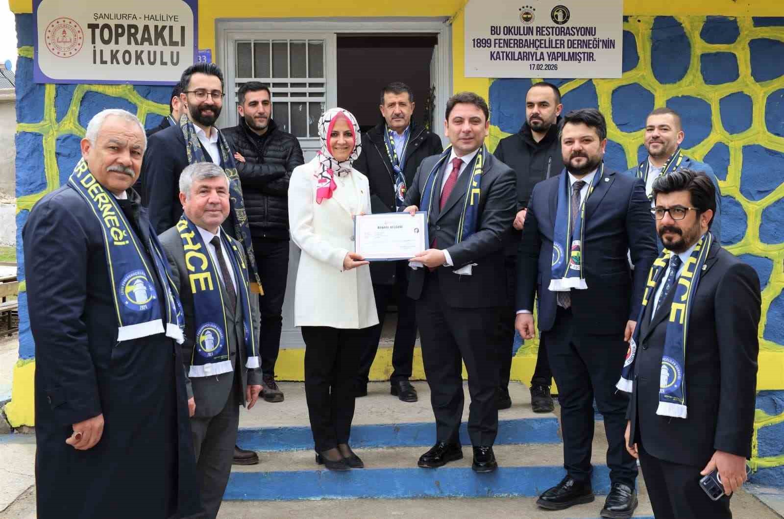 Öğrenciler kaymakamı Fenerbahçe bayraklarıyla karşıladı
Öğrenciler kaymakamı Fenerbahçe bayraklarıyla karşıladı