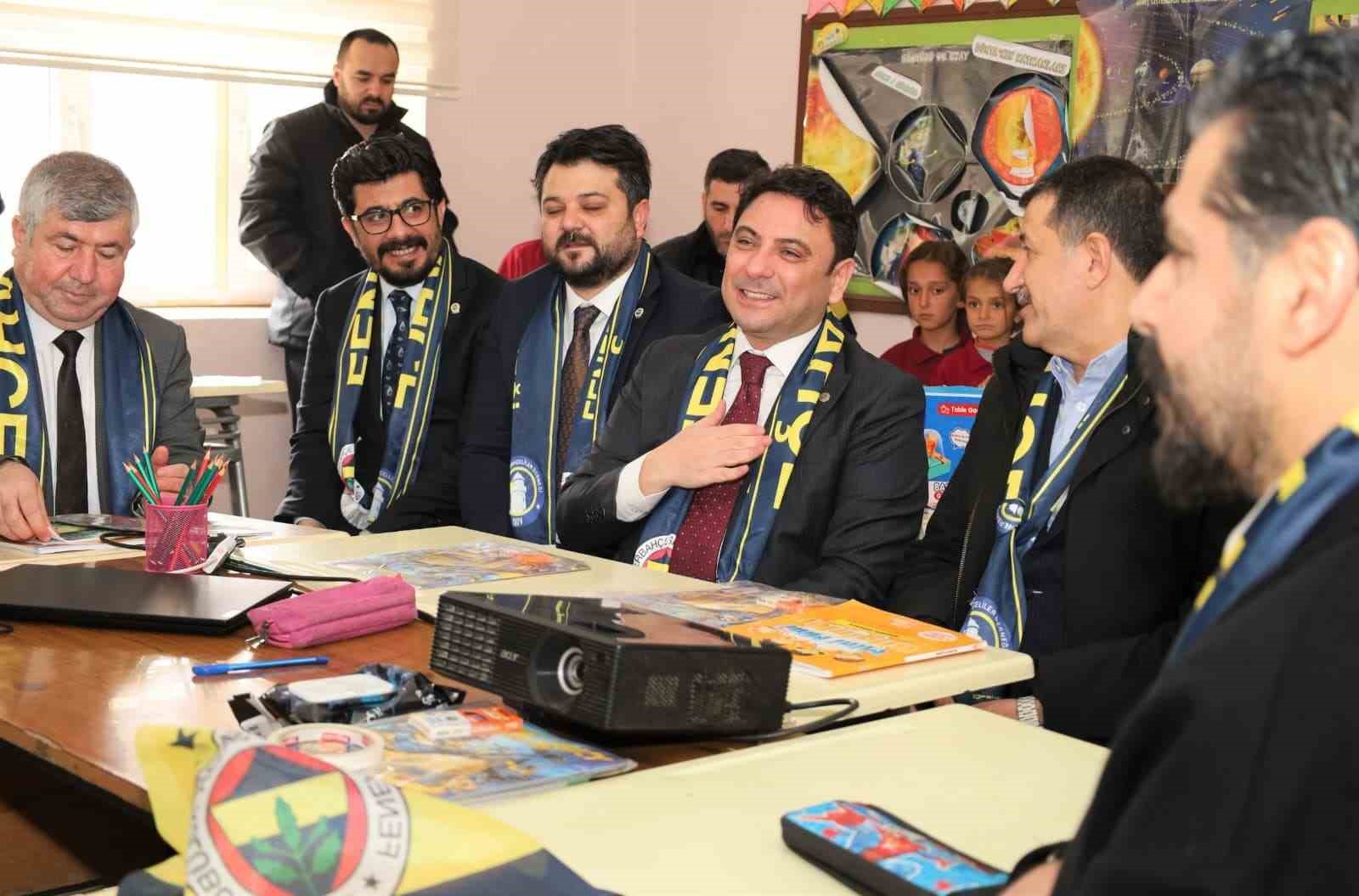 Öğrenciler kaymakamı Fenerbahçe bayraklarıyla karşıladı
Öğrenciler kaymakamı Fenerbahçe bayraklarıyla karşıladı