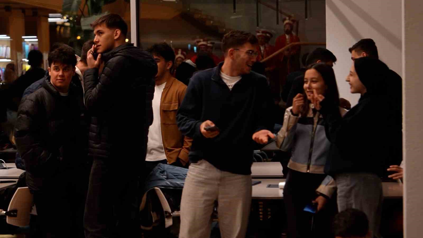 Öğrenciler marşla girdi, mehterle karşılandı
