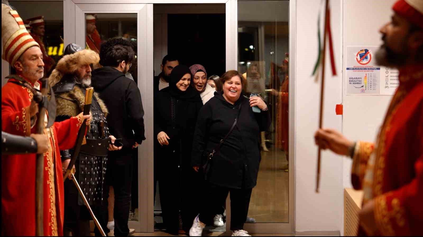 Öğrenciler marşla girdi, mehterle karşılandı
