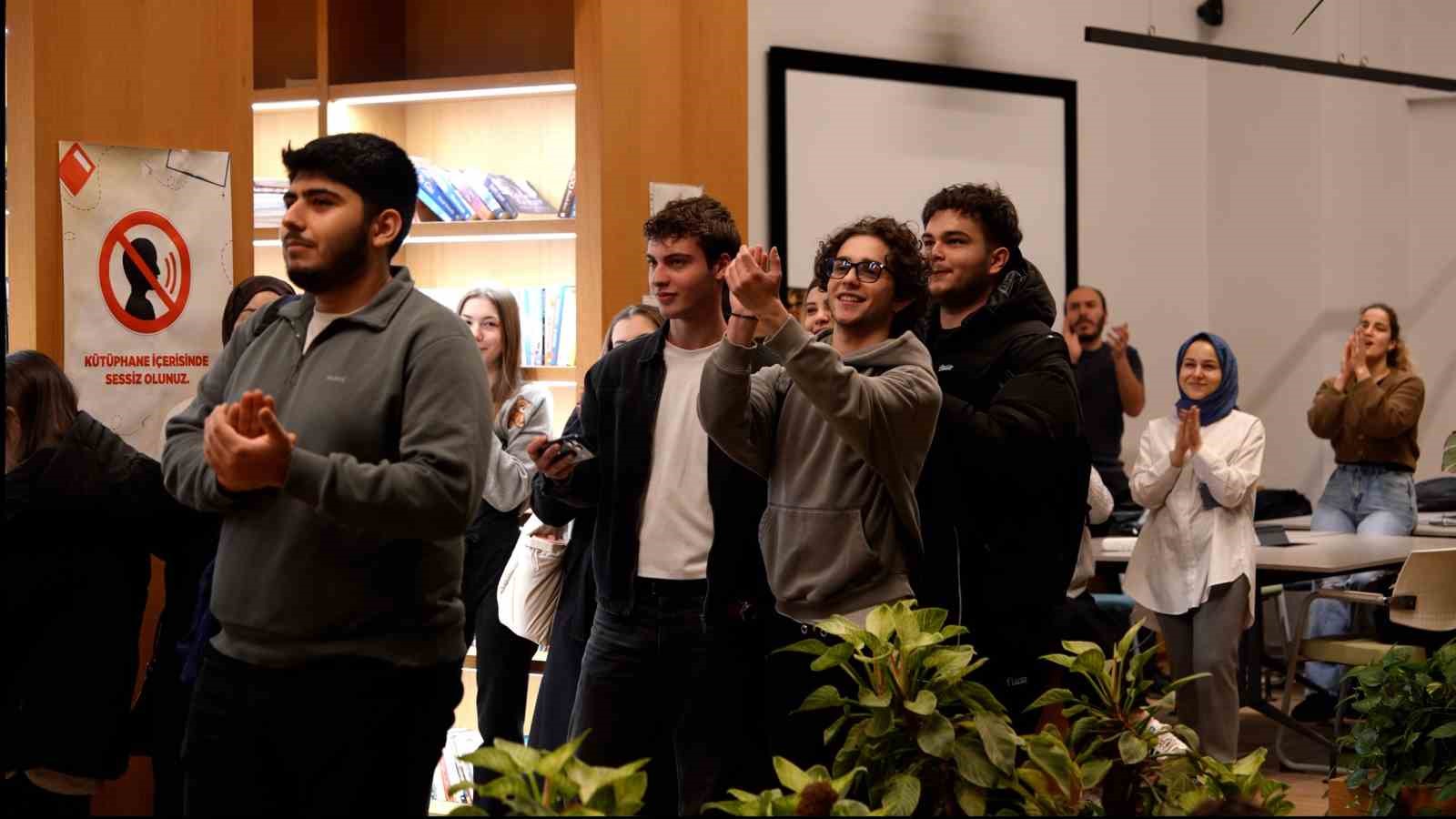 Öğrenciler marşla girdi, mehterle karşılandı
