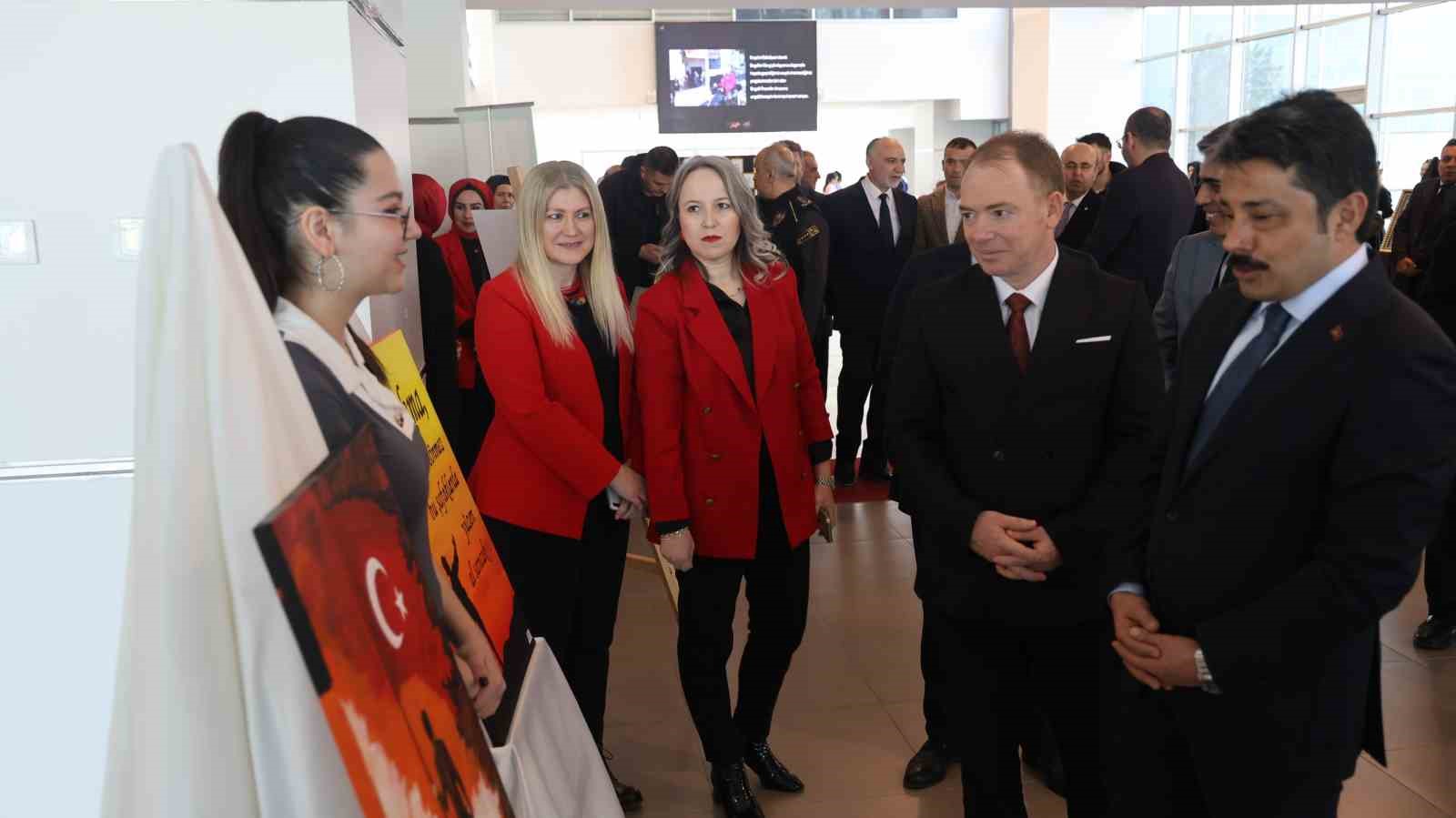 Öğrenciler, Mehmet Akif Ersoy’u  tiyatro ve resim sergisiyle anlattı
