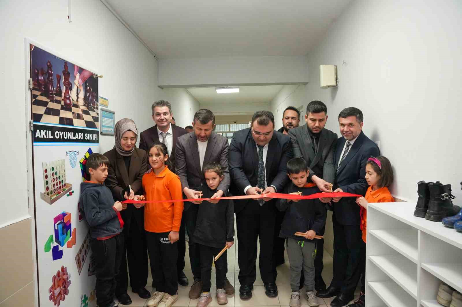 Öğrenciler modern mini spor salonuna kavuştu
Öğrenciler modern mini spor salonuna kavuştu