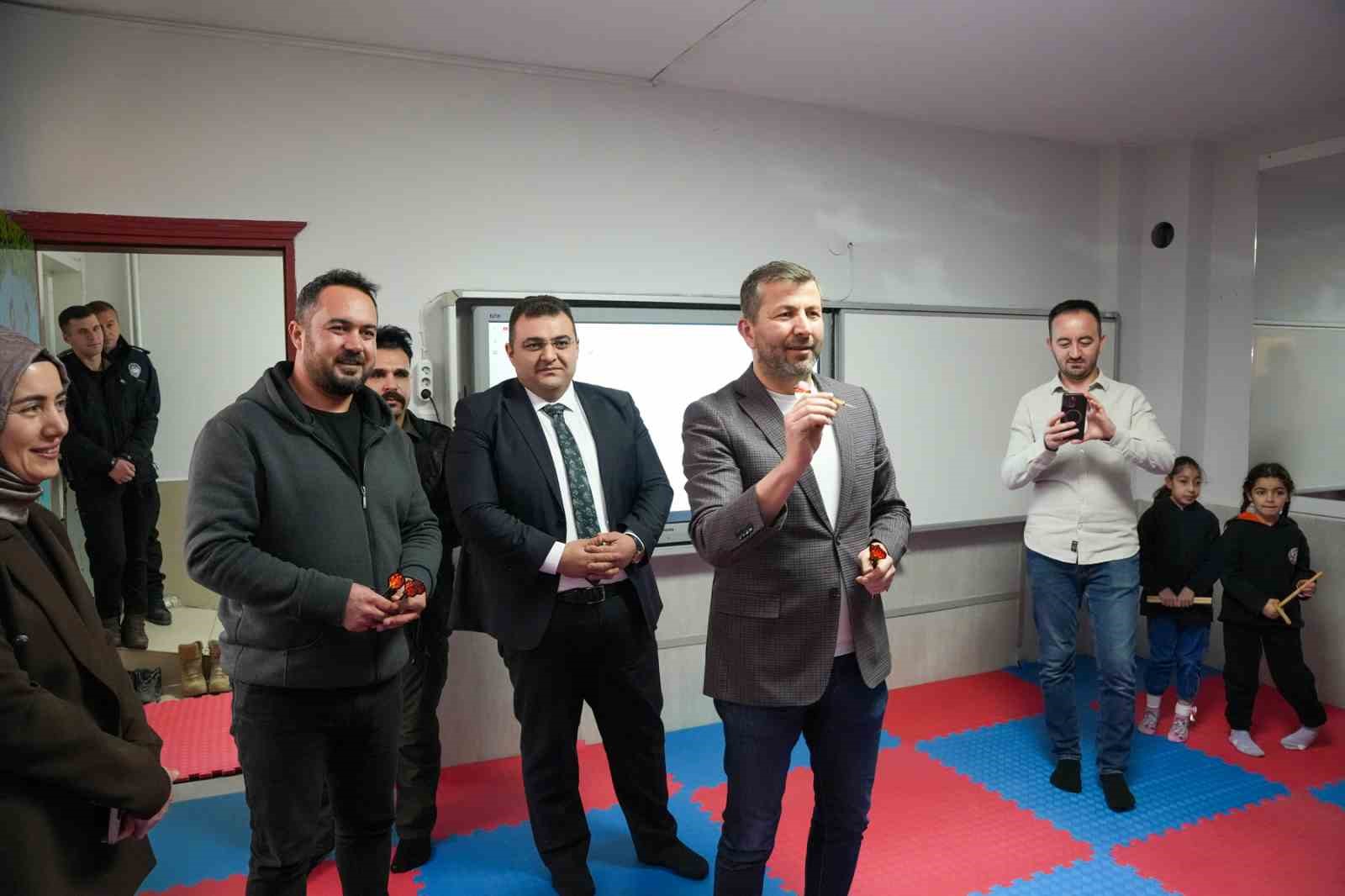 Öğrenciler modern mini spor salonuna kavuştu
Öğrenciler modern mini spor salonuna kavuştu