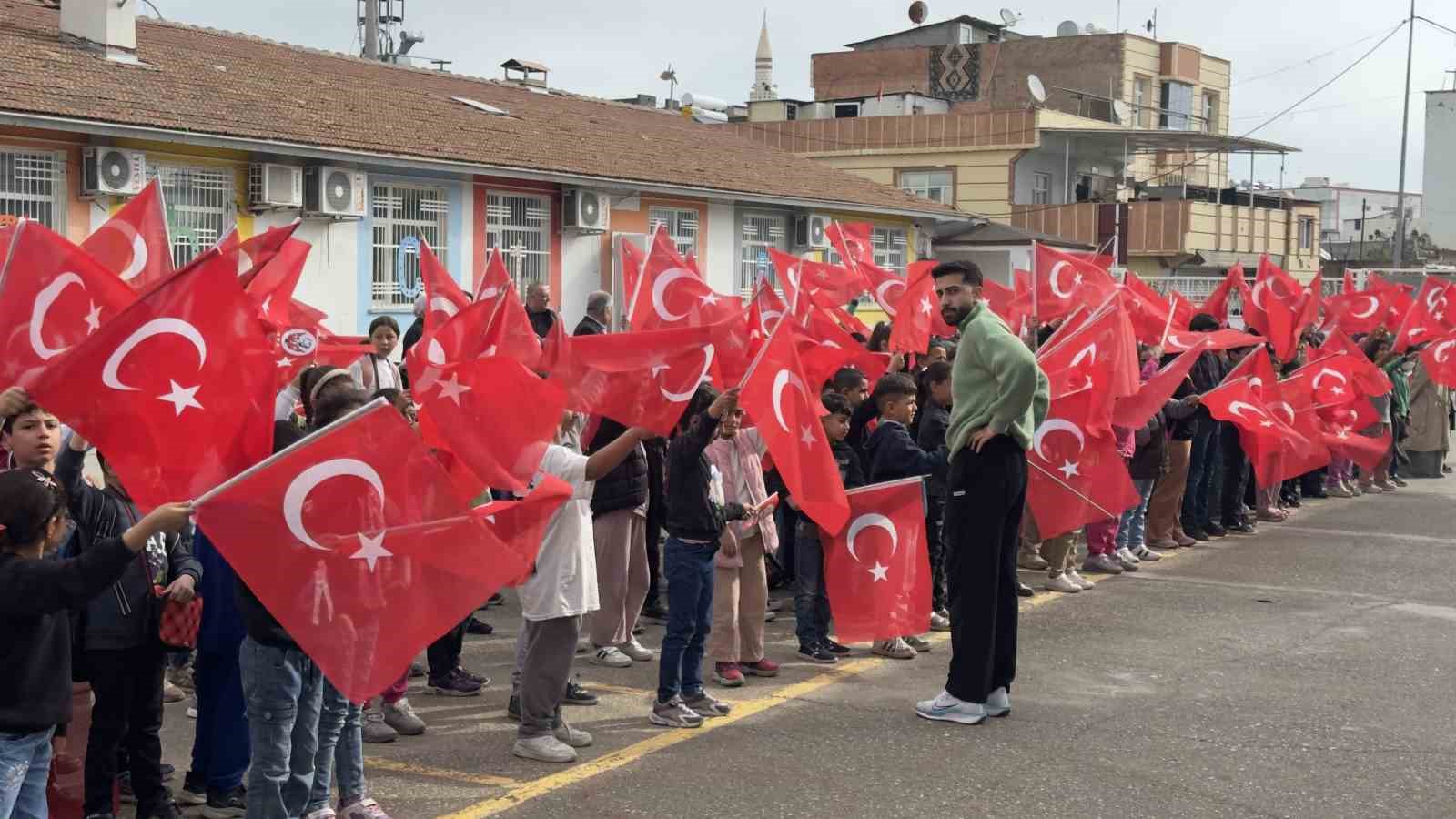 Öğrenciler okula bayrak ve çiçeklerle gitti
