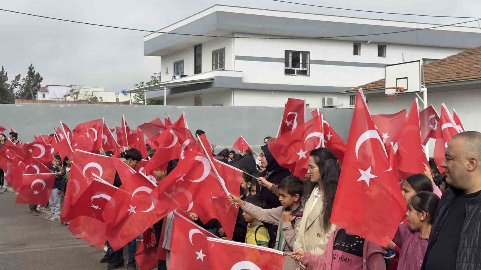 Öğrenciler okula bayrak ve çiçeklerle gitti
