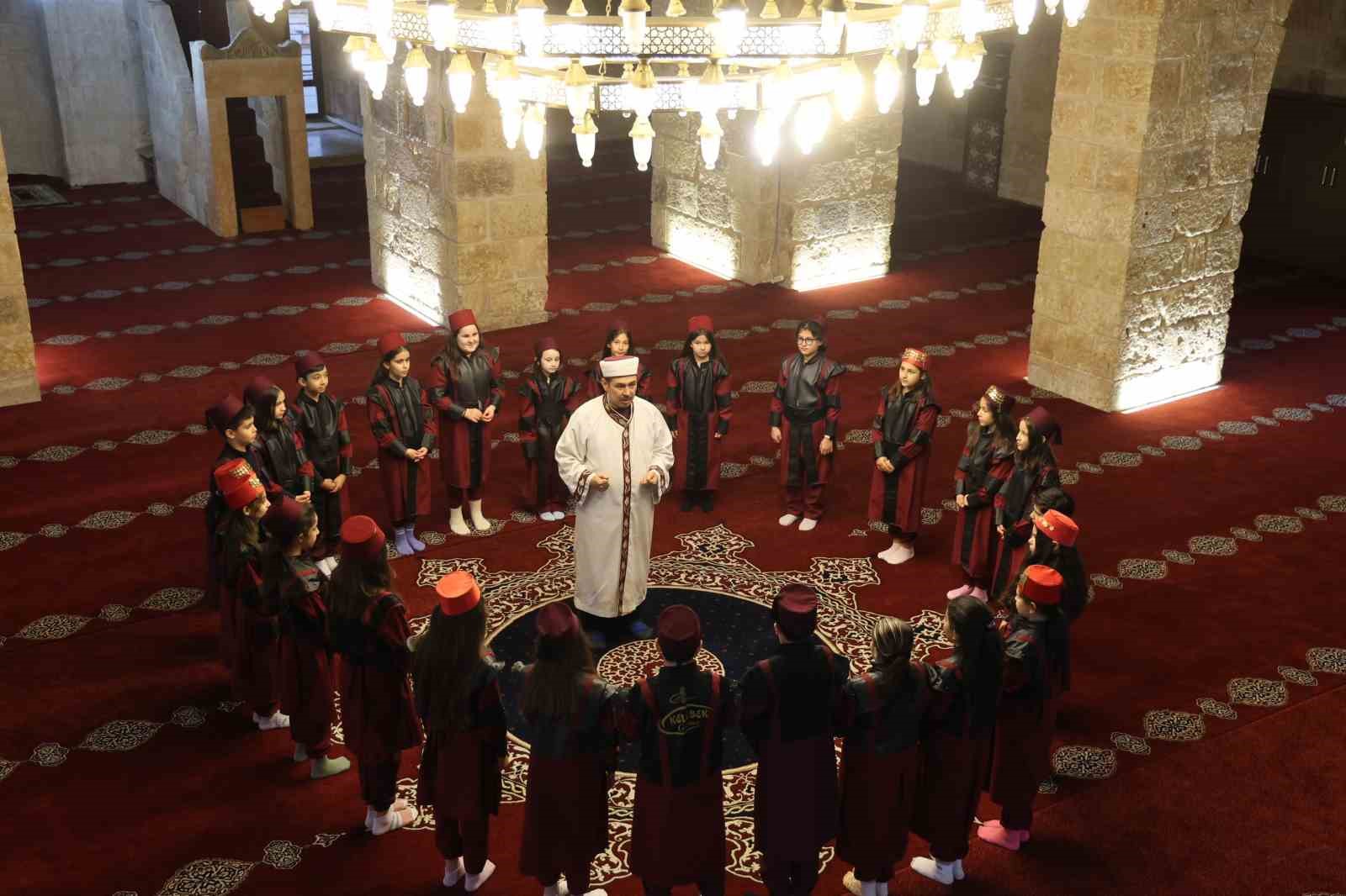 Öğrenciler, Ramazan coşkusunu sokaklara taşıdı
