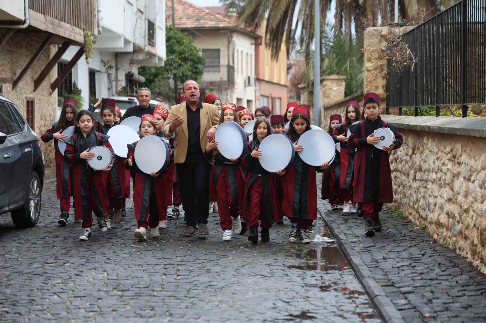 Öğrenciler, Ramazan coşkusunu sokaklara taşıdı
