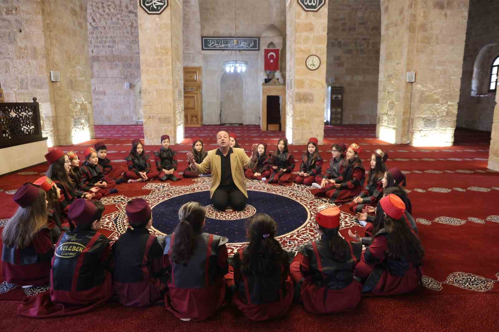 Öğrenciler, Ramazan coşkusunu sokaklara taşıdı
