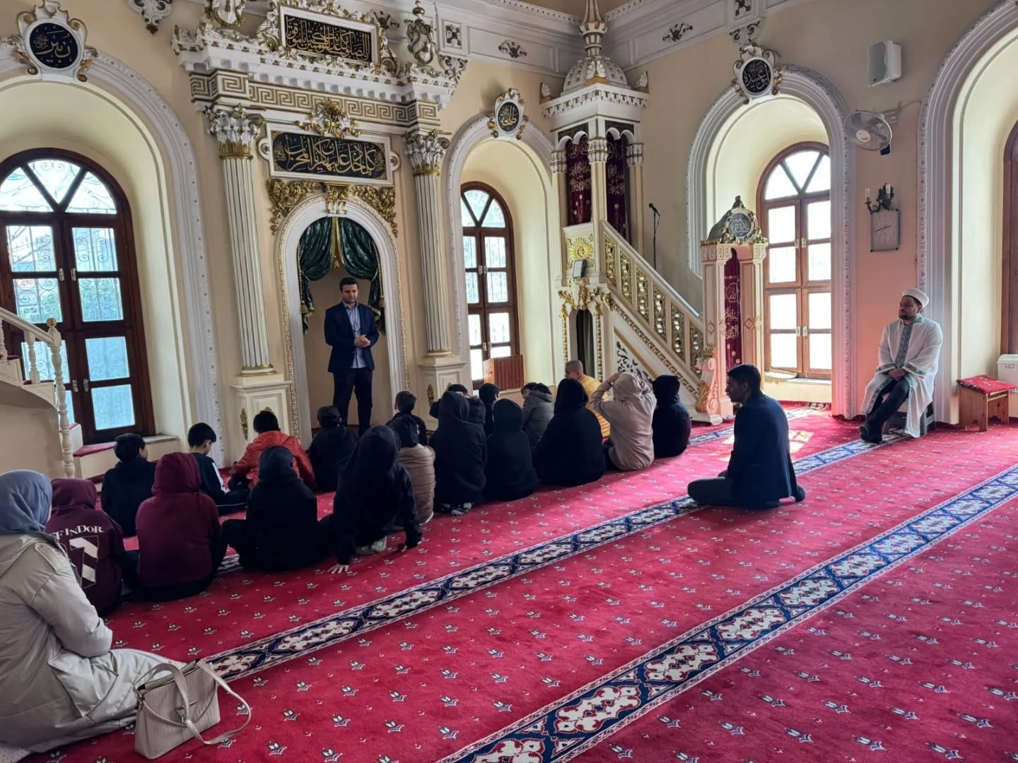 Öğrenciler tarihi camilerde buluşmaya devam ediyor
