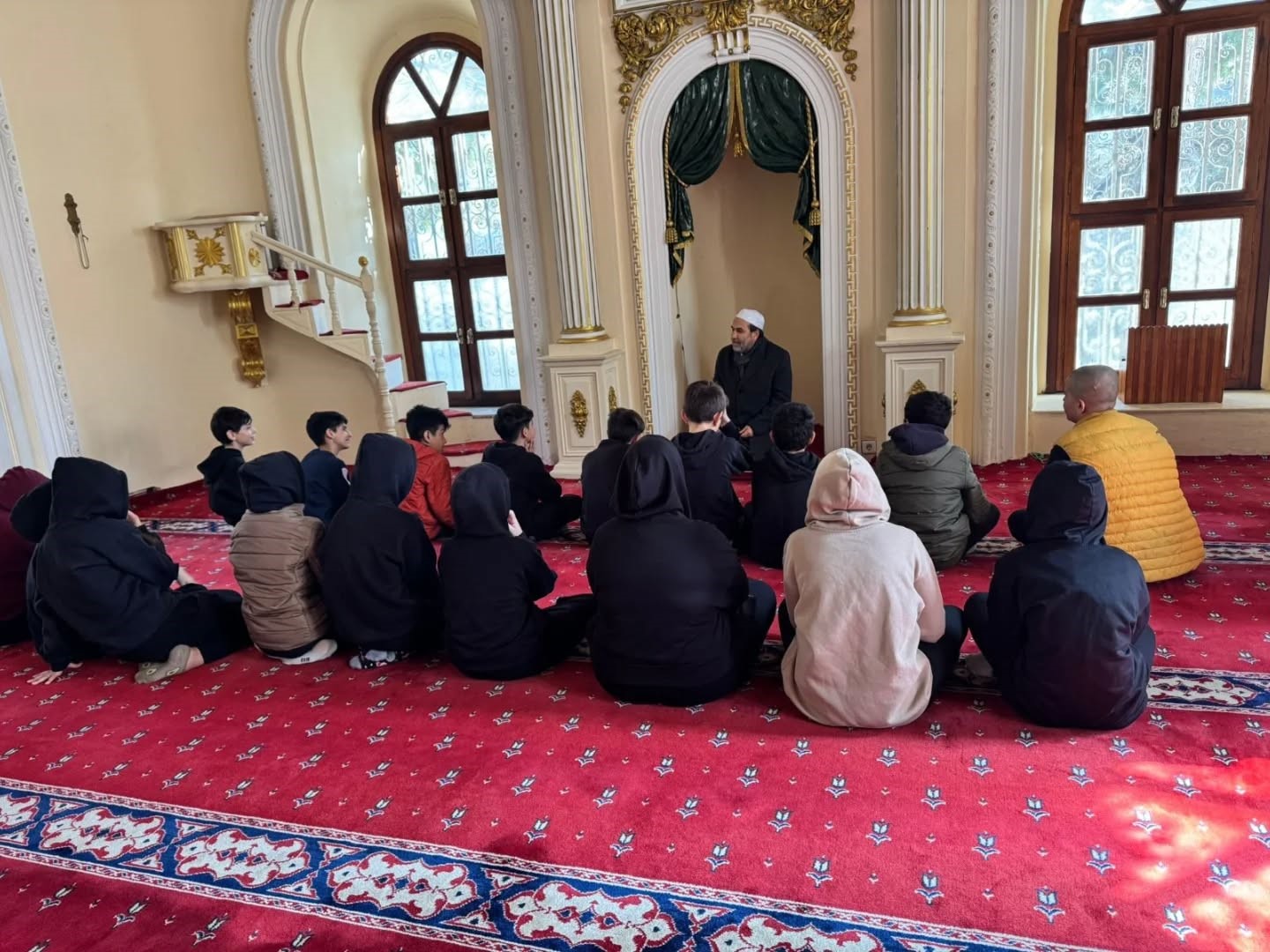 Öğrenciler tarihi camilerde buluşmaya devam ediyor
