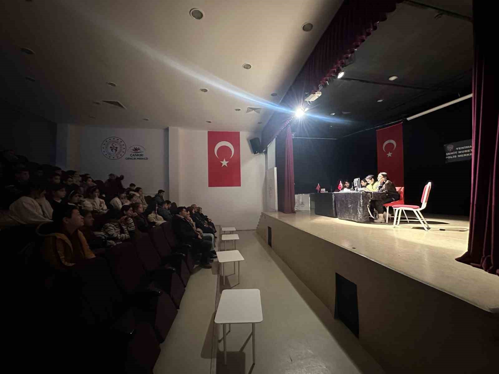 Öğrenciler tiyatro ile polislik mesleğini canlandırdı
