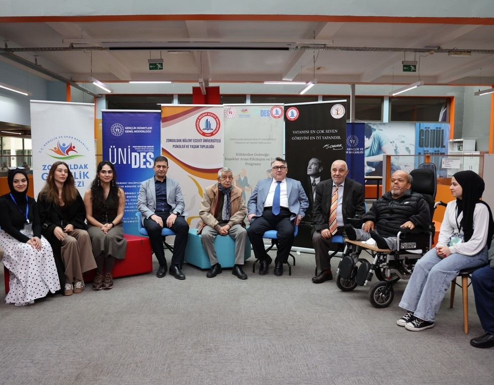 Öğrenciler ve huzurevi sakinleri kuşaklar arası etkileşime dikkat çekti
