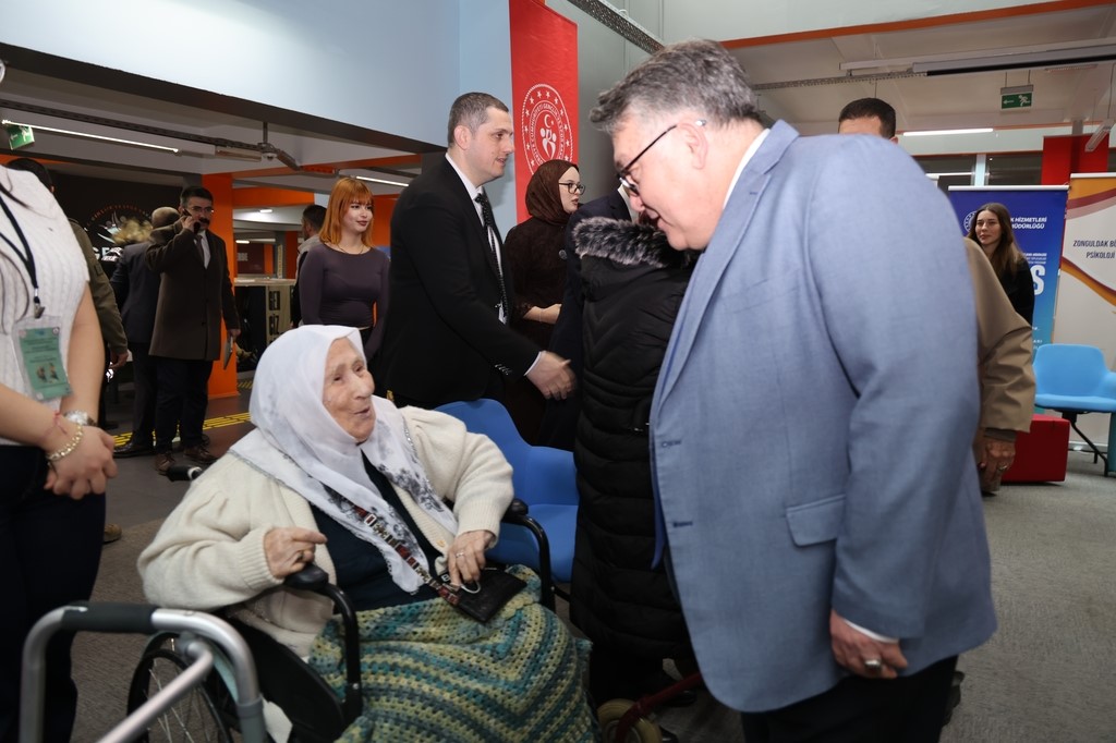 Öğrenciler ve huzurevi sakinleri kuşaklar arası etkileşime dikkat çekti
