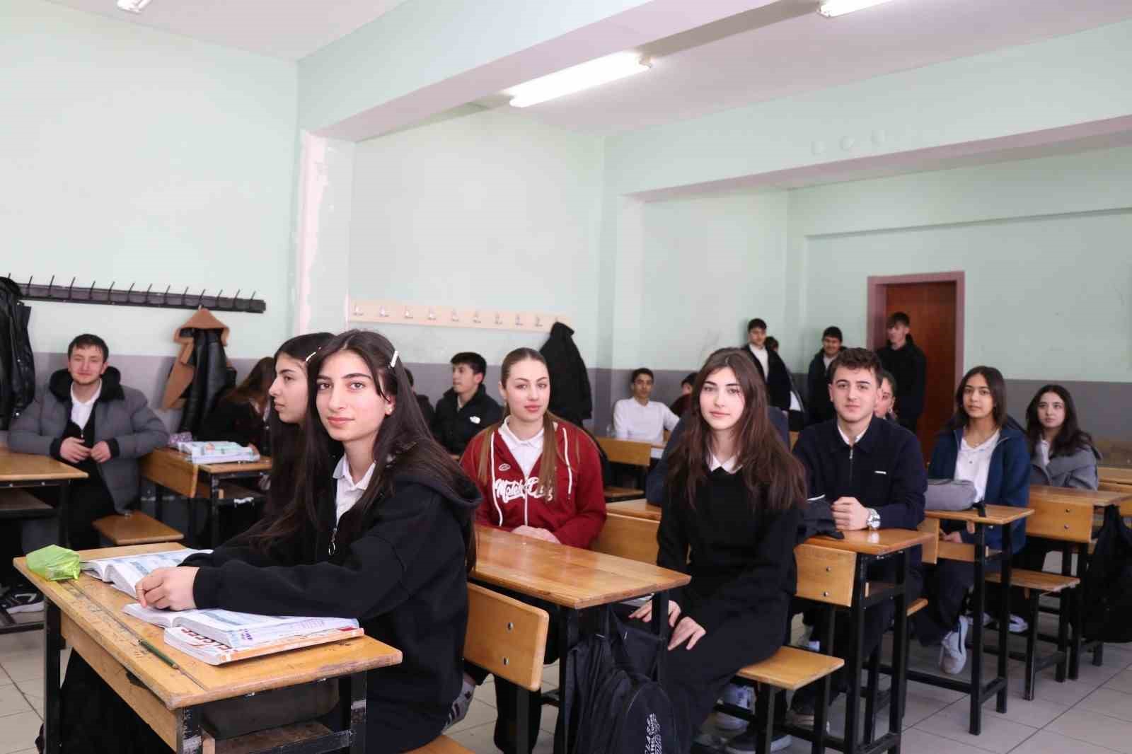 Öğrenciler, ’zimem defteri’ geleneğiyle borçları ödedi
