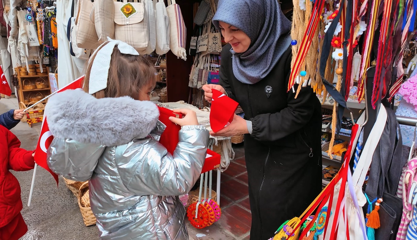 Öğrencilerden çarşı esnafına Türk bayrağı hediyesi
