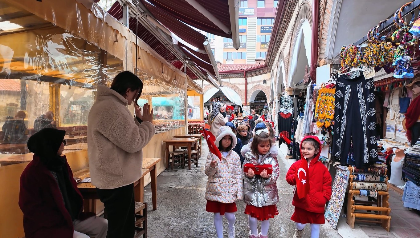 Öğrencilerden çarşı esnafına Türk bayrağı hediyesi
