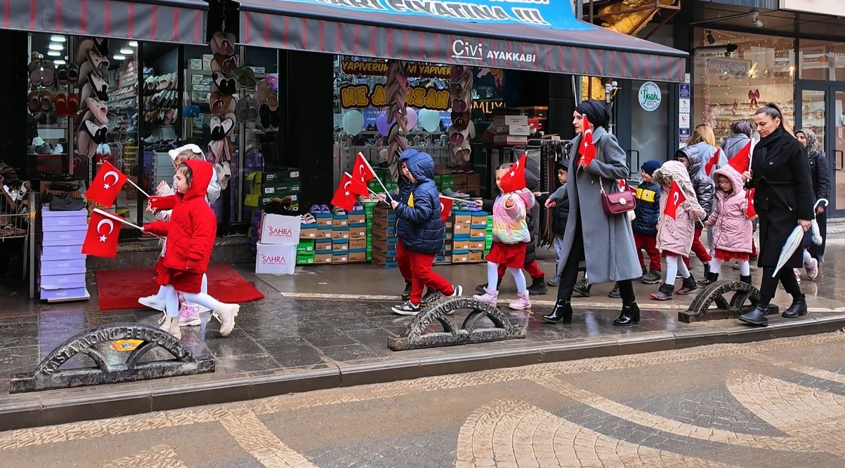 Öğrencilerden çarşı esnafına Türk bayrağı hediyesi
