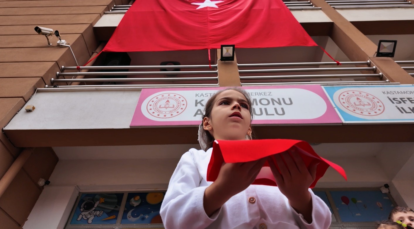 Öğrencilerden çarşı esnafına Türk bayrağı hediyesi
