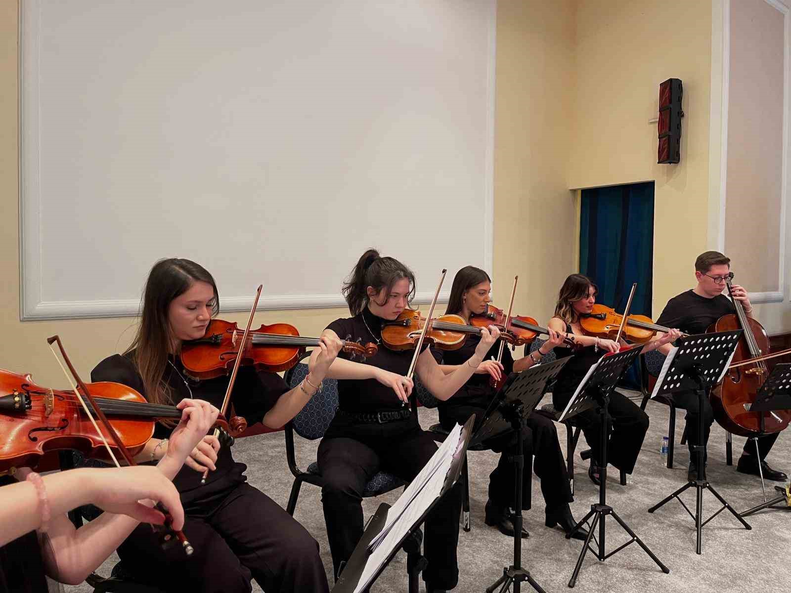 Öğrencilerden ‘çınarlara’ unutulmaz konser
