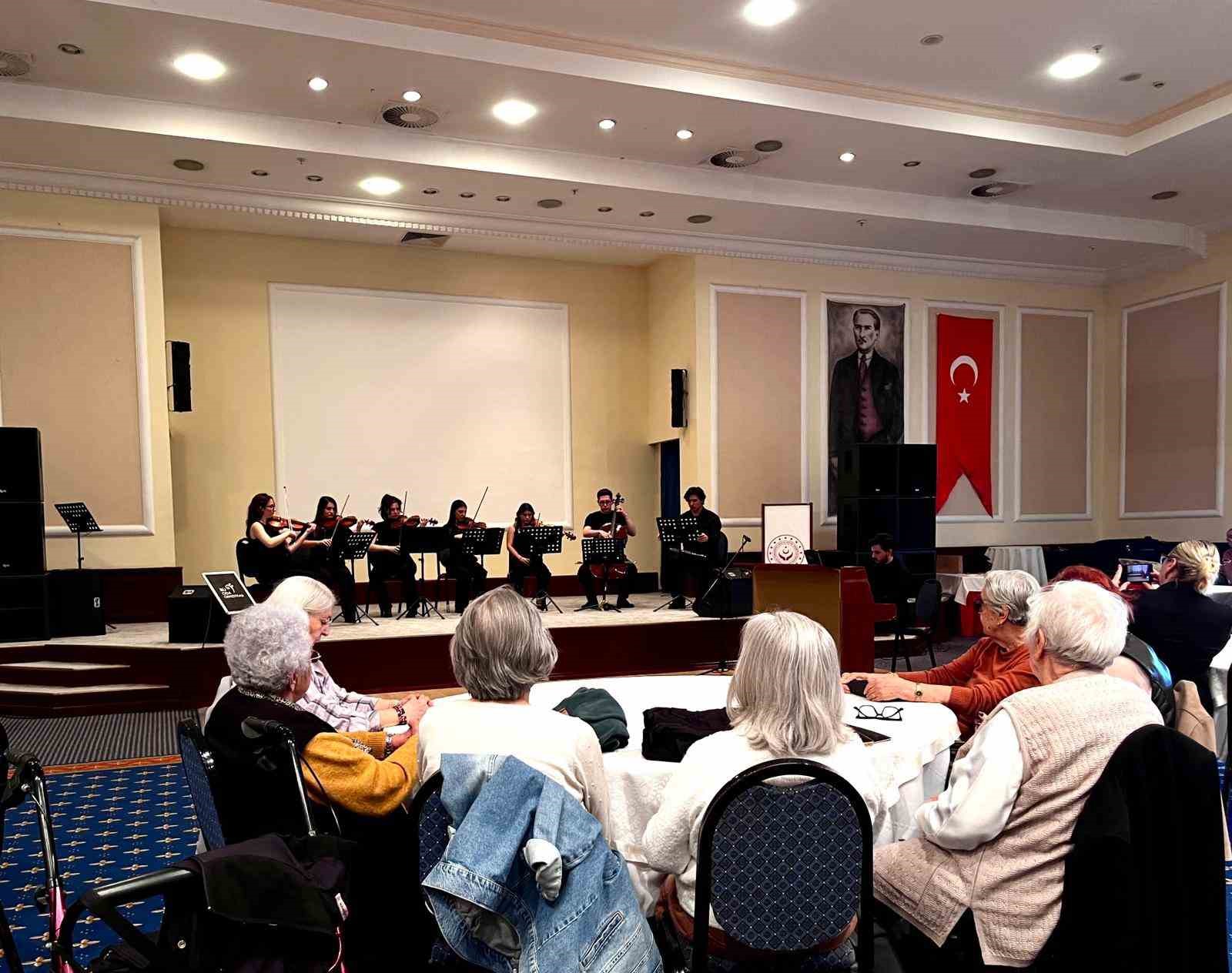 Öğrencilerden ‘çınarlara’ unutulmaz konser
