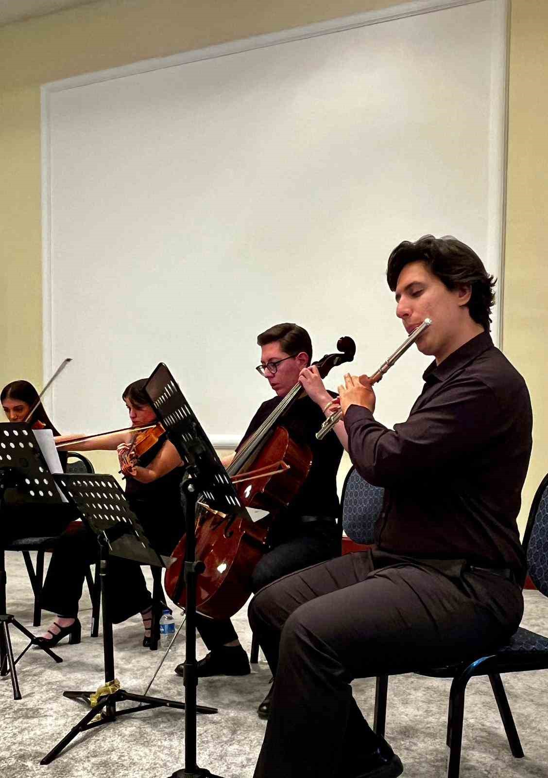 Öğrencilerden ‘çınarlara’ unutulmaz konser
