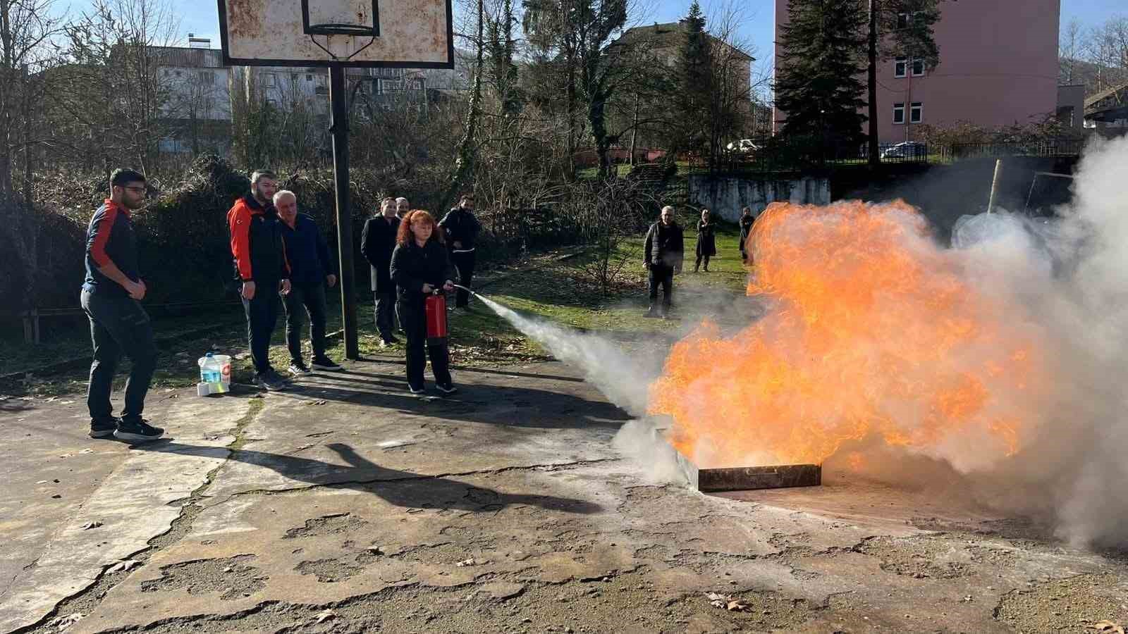 Öğrencilerden Gazze’ye anlamlı okullarda afet ve yangın farkındalık eğitimi verildi
