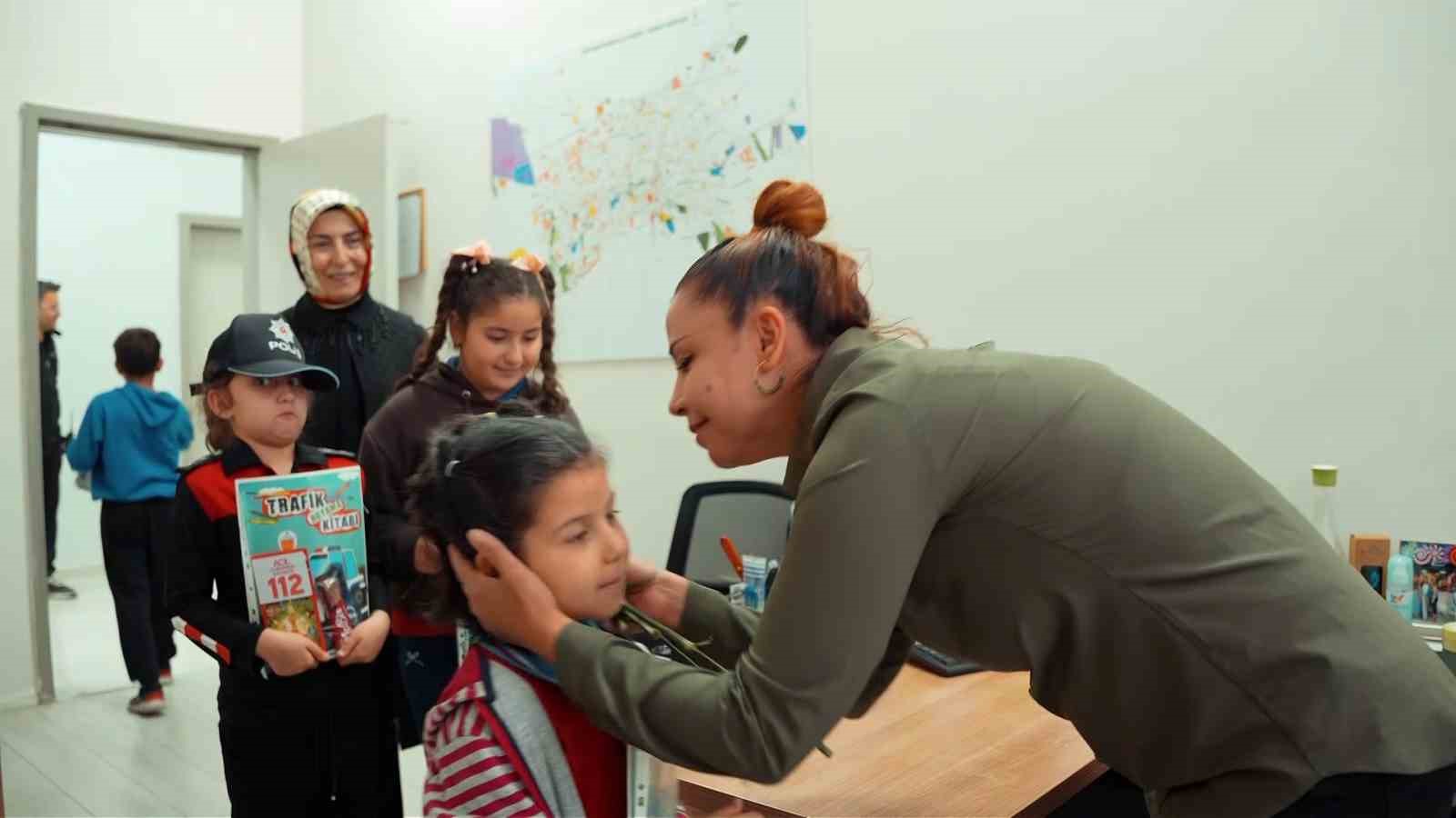 Öğrencilerden polislere anlamlı Polis Haftası sürprizi
