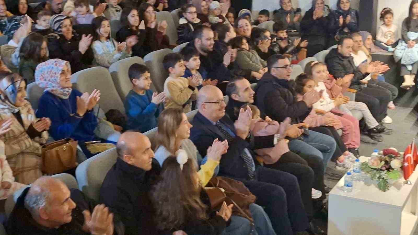 Öğrencilerden Ramazan’a özel tiyatro gösterisi
