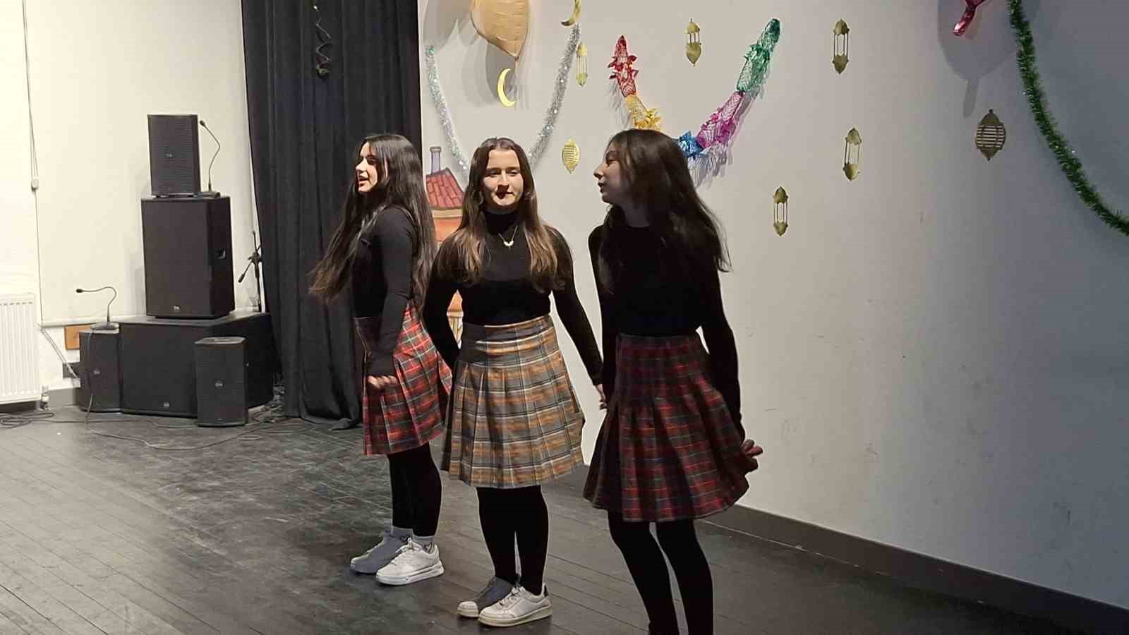 Öğrencilerden Ramazan’a özel tiyatro gösterisi
