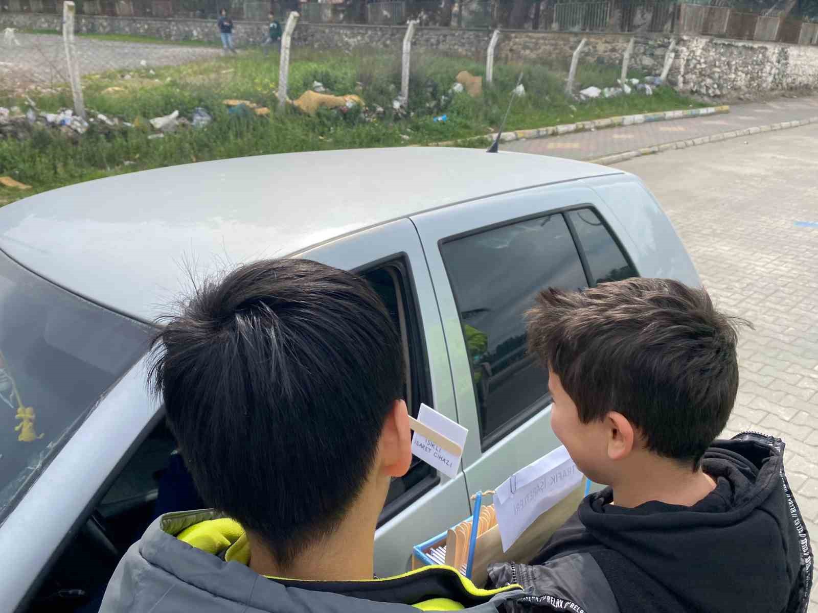 Öğrencilerden sürücülere hem sınav hem ikram
