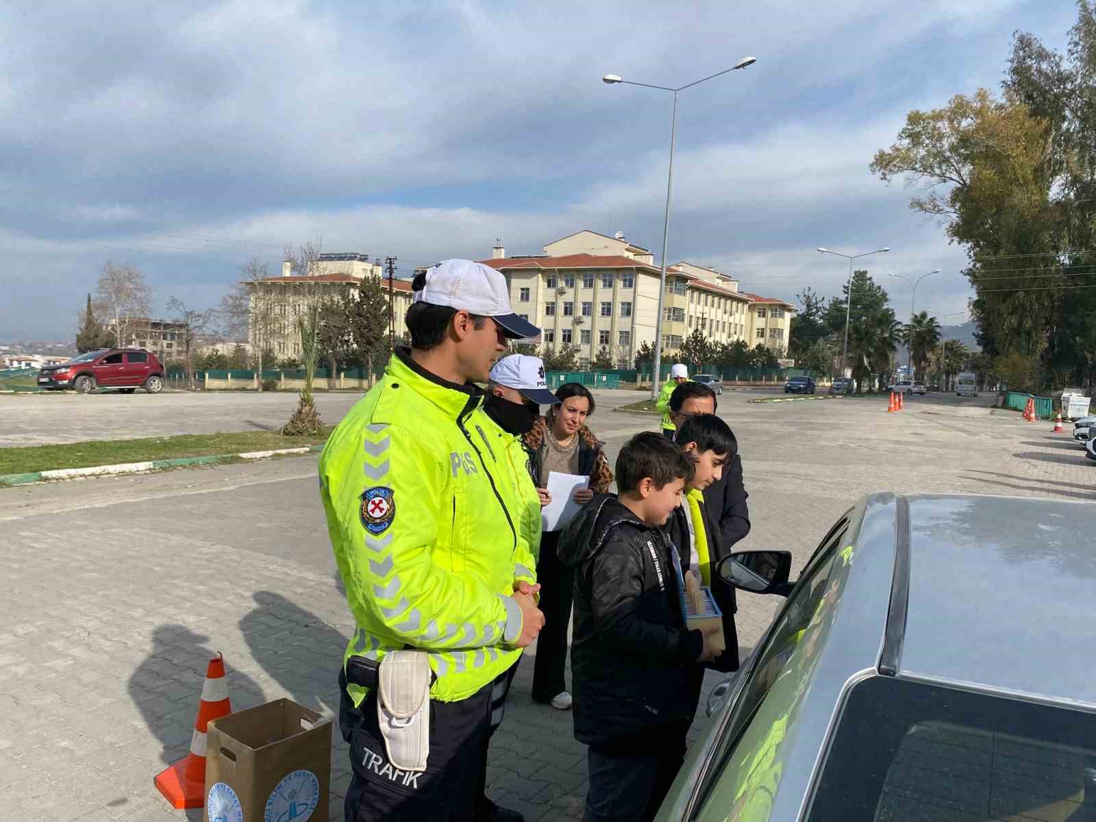 Öğrencilerden sürücülere hem sınav hem ikram
