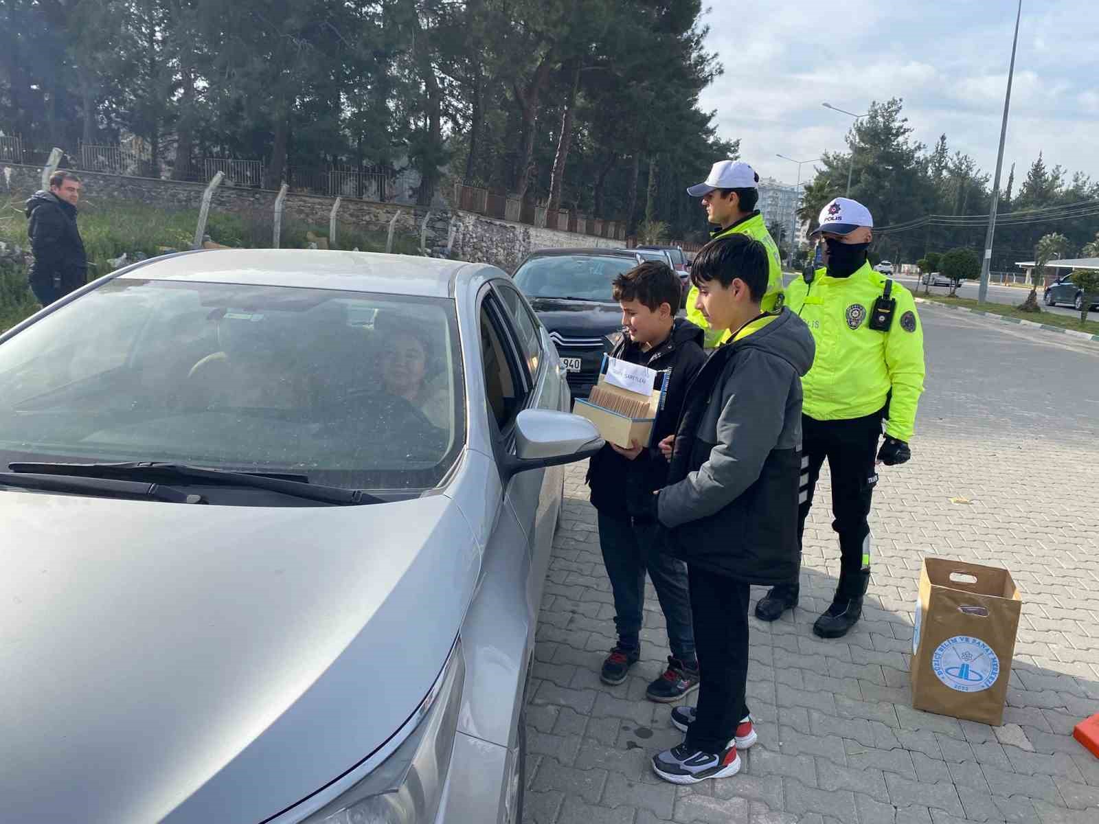 Öğrencilerden sürücülere hem sınav hem ikram
