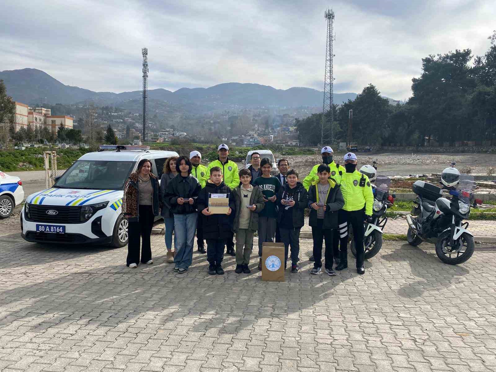 Öğrencilerden sürücülere hem sınav hem ikram
