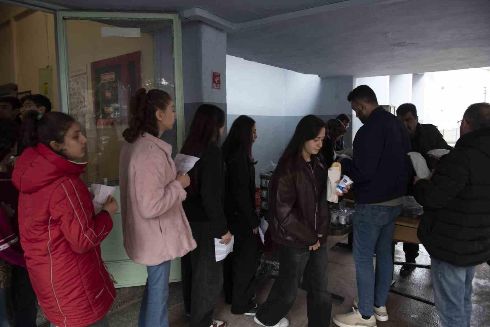 Öğrencilere 23 Nisan’da döner ikramı
