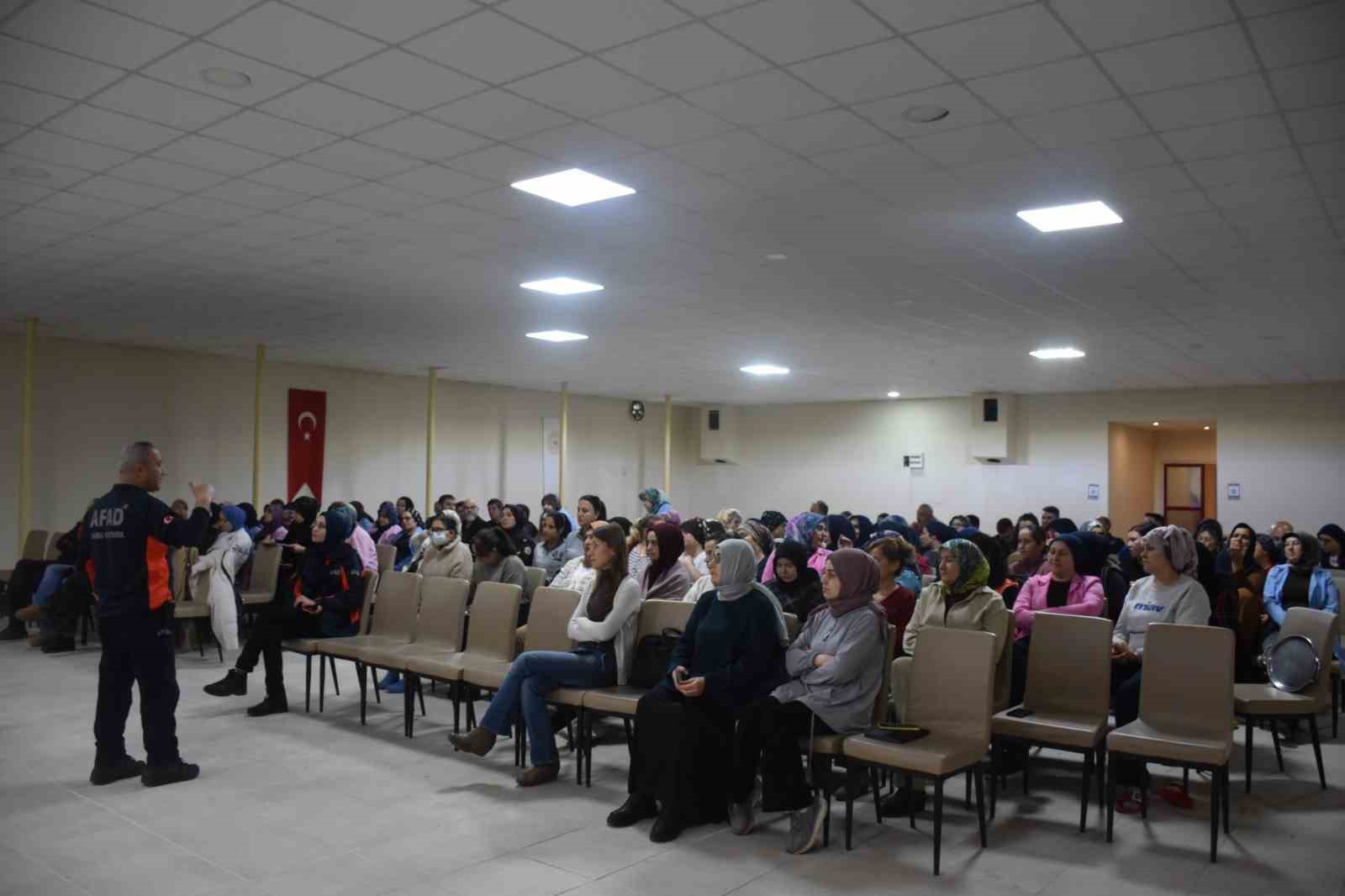 Öğrencilere ’Afet Farkındalık Eğitimi’ verilip tahliye tatbikatı düzenlendi
