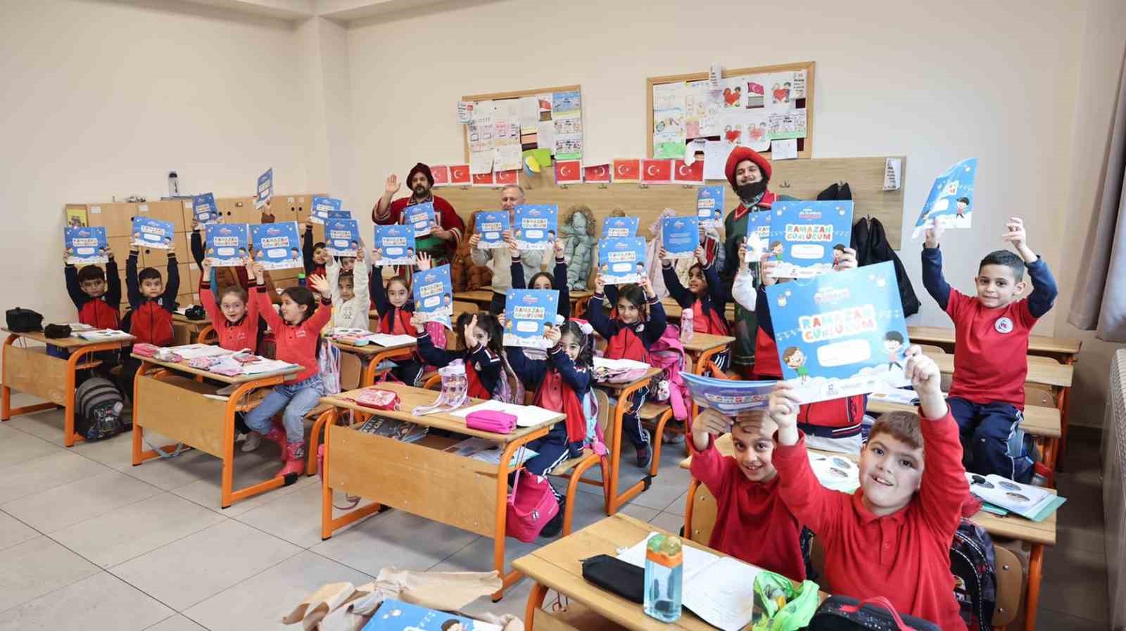 Öğrencilere çat kapı tiyatro sürprizi
