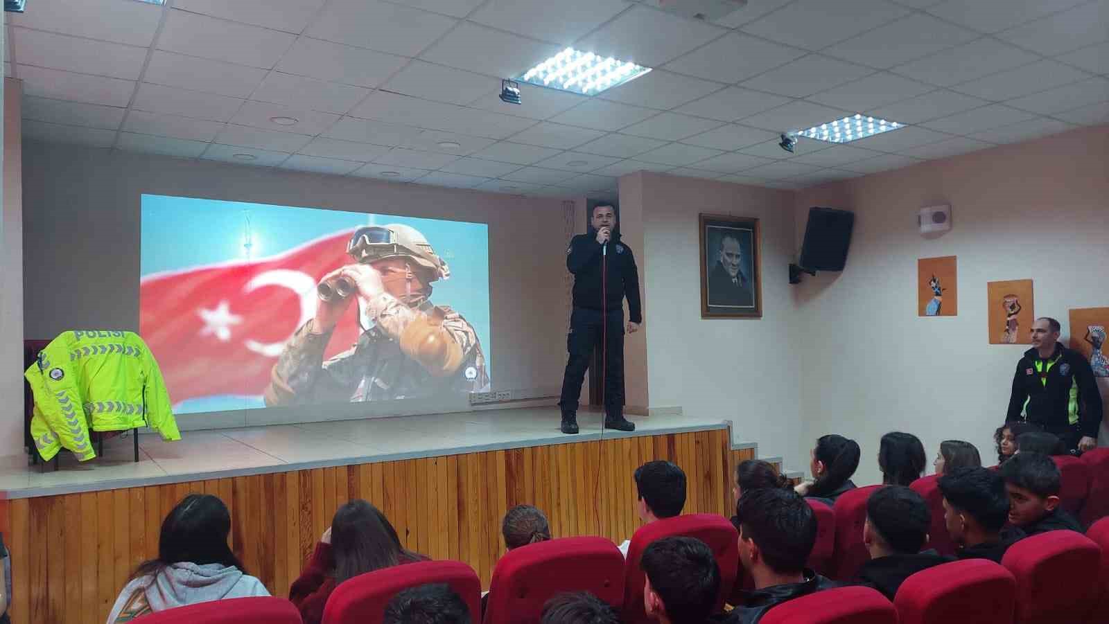 Öğrencilere polislik tanıtıldı, güvenlik konuları anlatıldı
