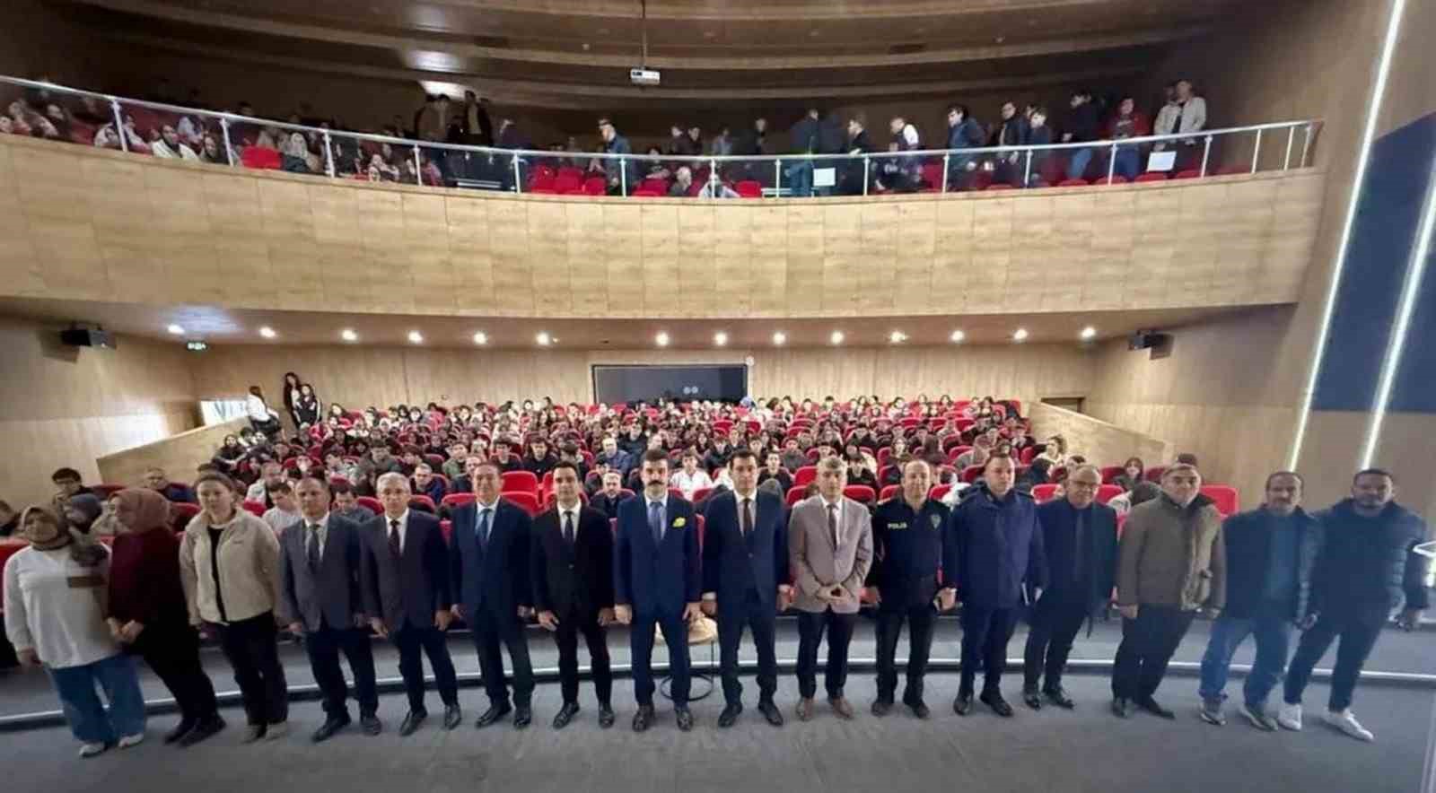 Öğrencilere siber suçlar ve yasa dışı bahisle mücadele semineri verildi
