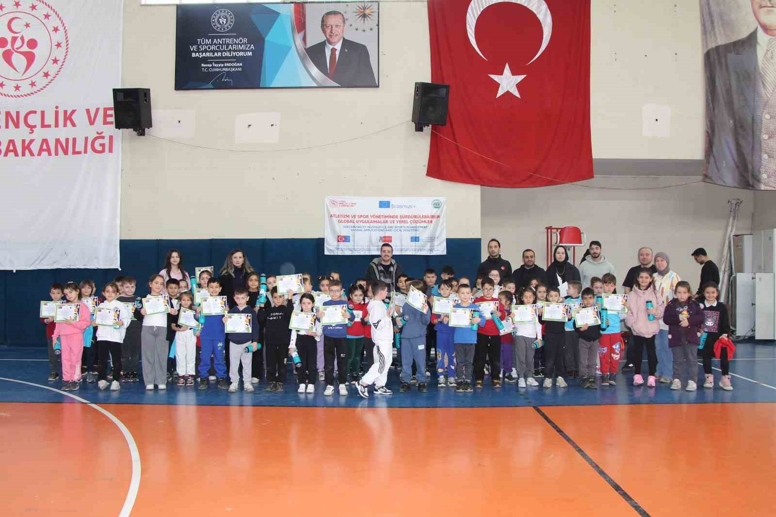 Öğrencilere uygulamalı temel atletizm etkinliği
