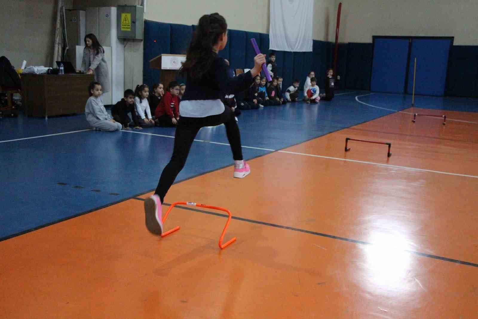 Öğrencilere uygulamalı temel atletizm etkinliği
