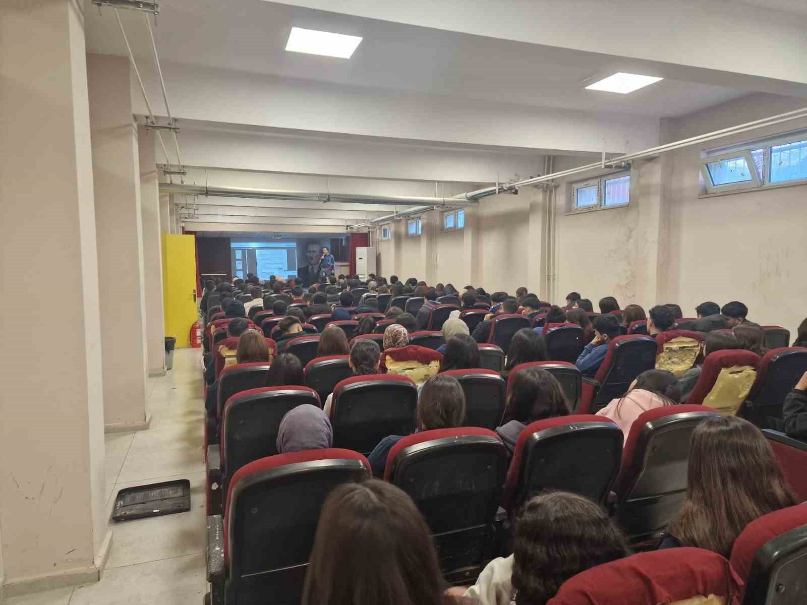 Öğrencilere yamaç paraşütü tanıtımı
